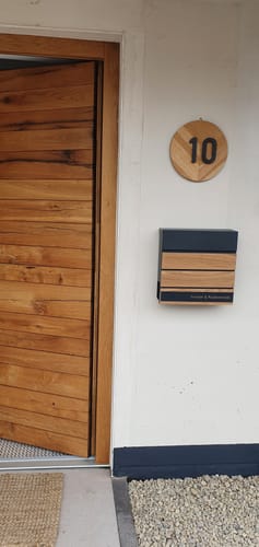 Customer photo review of AlbersDesign Briefkasten B5 (in RAL7016) mit Eichen-Massivholzelementen - personalisiert mit Edelstahl-Schild
