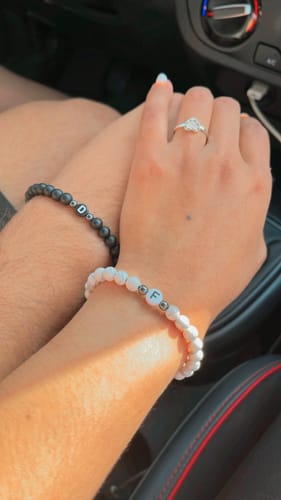 Reseña con foto de un cliente sobre Pulseras de Piedras Naturales con Iniciales