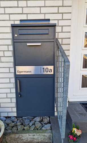 Customer photo review of AlbersDesign Stand-Paketbox PB1 anthrazit (RAL7016) personalisiert mit Edelstahl-Schild