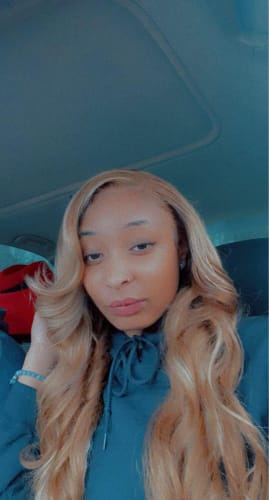 Customer photo review of Honey Blonde 13X6 HD Transparent Lace Front Wigs Pre Plucked 13x4 Highlight Lace Frontal Wig Human Hair
