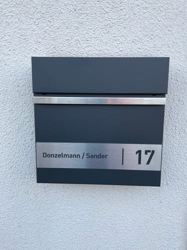 Customer photo review of AlbersDesign Briefkasten B3 anthrazit (RAL7016) personalisiert mit Edelstahlschild