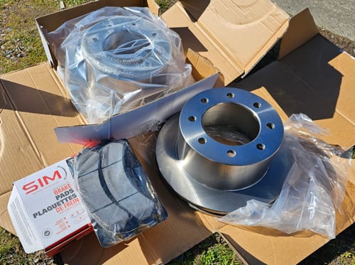 Customer photo review of Rear Disc Brake Rotors And Semi-Metallic Pads Kit For 2003-2008 Chevrolet Express 3500 GMC Savana With Dual Wheels K8S-101533
