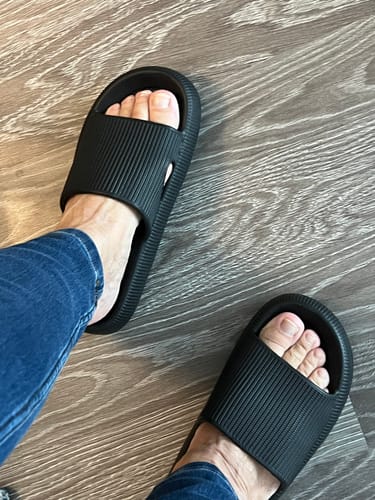 Customer photo review of HappyFlops