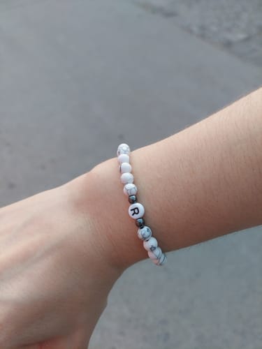 Reseña con foto de un cliente sobre Pulseras de Piedras Naturales con Iniciales
