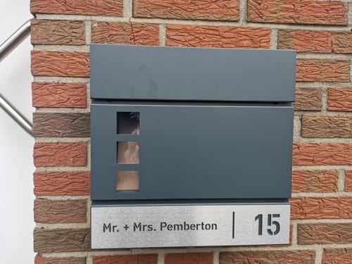 Customer photo review of AlbersDesign Briefkasten B9 anthrazit (RAL7016) personalisiert mit Edelstahlschild