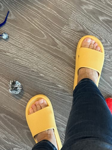 Customer photo review of HappyFlops
