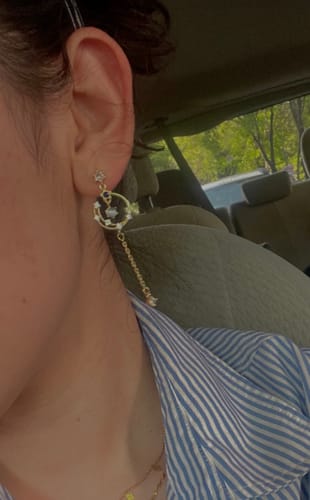 Customer photo review of Aretes Asimétricos Moon