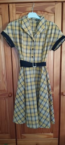 Avis photo d'un client sur Robe Vintage Année 50 à Carreaux Jaune avec Ceinture Chic
