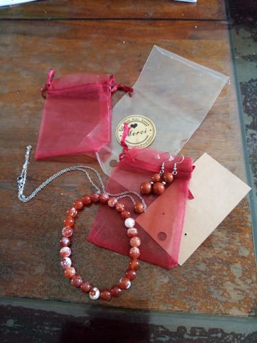 Customer photo review of Boucles d'oreilles pendantes doubles perles de jaspe rouge