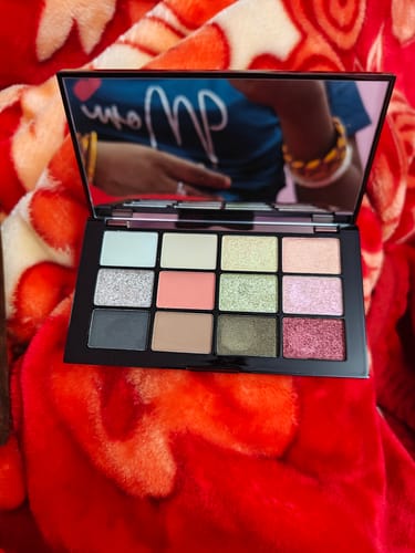 Customer photo review of CMC EYE SHADOW 12 COLORS PALETTE