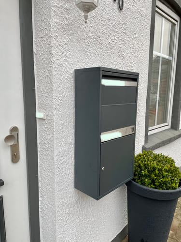Customer photo review of AlbersDesign Paketbox PB4 anthrazit (RAL7016) personalisiert mit Edelstahl-Schild