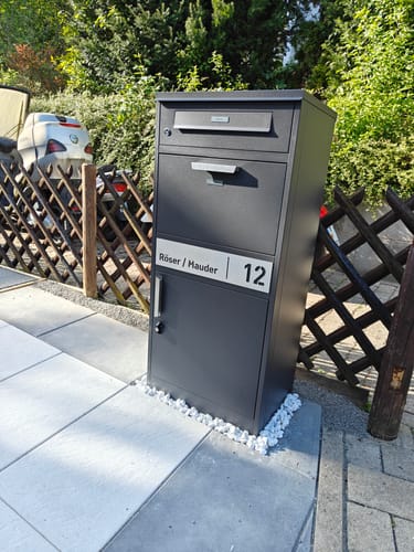 Customer photo review of AlbersDesign Stand-Paketbox PB1 Eisenglimmer (DB703) personalisiert mit Edelstahl-Schild