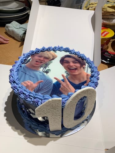 Customer photo review of 20 cm Pre-cut Circle Custom Edible Icing Image