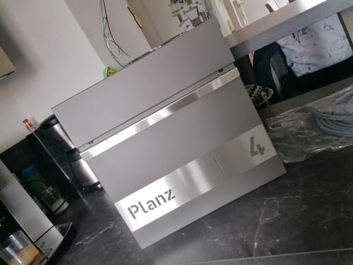 Customer photo review of AlbersDesign Briefkasten B3 in WUNSCHFARBE personalisiert mit Edelstahlschild