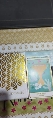 Customer photo review of Tarot Sincronía - Mazo de 78 cartas de Tarot dorado
