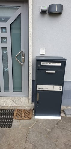 Customer photo review of AlbersDesign Stand-Paketbox PB1 anthrazit (RAL7016) personalisiert mit Edelstahl-Schild