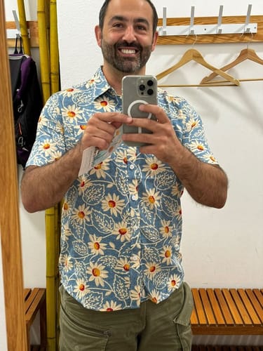 Customer photo review of Chemise à fleurs hawaïenne en coton rétro pour homme