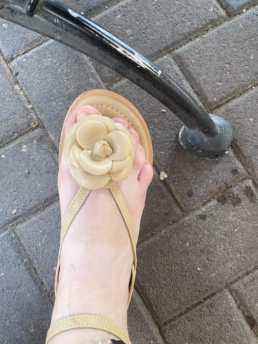 Customer photo review of 2023 new summer women's sandals fashion flower design Korean style party and work wear ladies casual flat shoes Large size 41-43