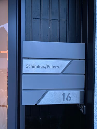 Customer photo review of AlbersDesign Briefkasten B1 in Graualuminium (RAL9007) personalisiert mit Edelstahl-Schildern