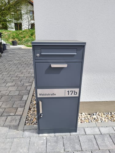 Customer photo review of AlbersDesign Stand-Paketbox PB1 anthrazit (RAL7016) personalisiert mit Edelstahl-Schild