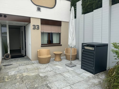 Customer photo review of AlbersDesign Mülltonnenbox MB2 Anthrazit (RAL7016) personalisiert mit Edelstahl-Schild