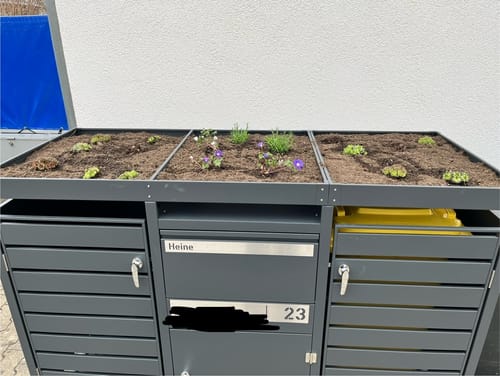 Customer photo review of AlbersDesign Mülltonnenbox mit Paketbox MB-P1 in Anthrazit (RAL7016) personalisiert mit Edelstahl-Schildern