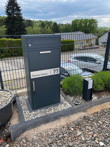 Customer photo review of AlbersDesign Stand-Paketbox PB1 anthrazit (RAL7016) personalisiert mit Edelstahl-Schild