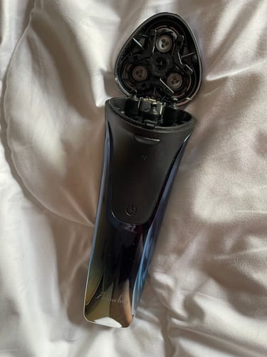 Customer photo review of Rasoir électrique pour hommes avec 3 Têtes de rechange / Rasage humide ou sec / Autonomie de 99 min / Avec Tondeuse rétractable / Étui de rangement & Brosse de nettoyage
