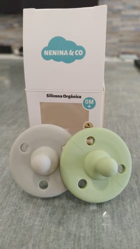 Customer photo review of Kit 2 Chupetes Oliva y Gris Nenina & Co