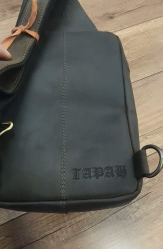Customer photo review of Шкіряна сумка-слінг з гравіюванням "Я живу на своїй, Богом даній землі!"