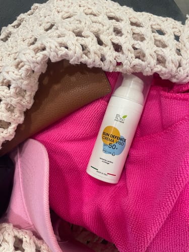 Customer photo review of Sun Defence Crema Viso SPF 50+