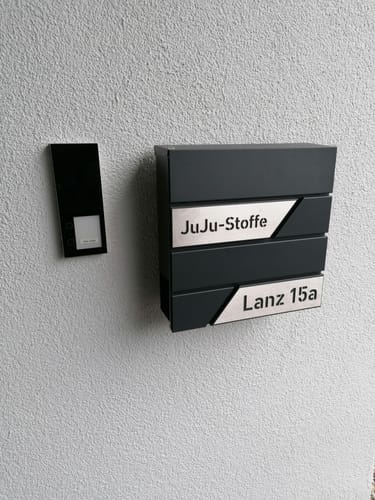 Customer photo review of AlbersDesign Briefkasten B1 anthrazit (RAL7016) personalisiert mit Edelstahl-Schildern