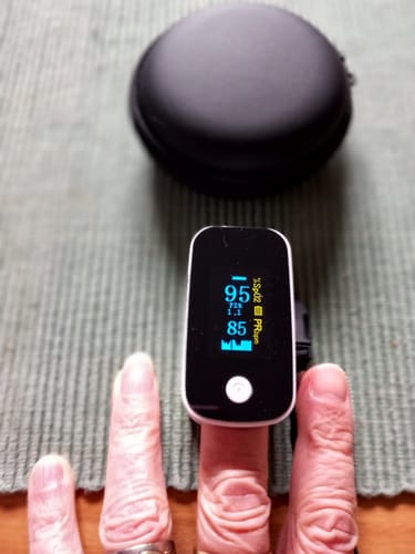 Customer photo review of Pulsoximeter / Blutsauerstoffmessgerät / Oximeter für Finger / Mit OLED-Anzeige / Professionell und hochgenau / Optimal für Familien, ältere Menschen und Krankenhäuser
