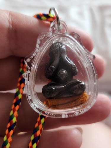 Customer photo review of Amulette protectrice du Bouddha Phra Pidta - Vénérable Phra Banyat Rodtoom.