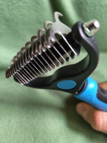 Customer photo review of Vixinx PetBrush™ - Prevent flying hairs (1 + 1 free)