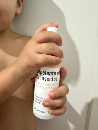 Customer photo review of 2 Spray Repelente Natural de insectos de Citronela, Eucalyptus, Alcanfor, Aceites de limón 200 ml la segunda al 50 % Nenina & Co