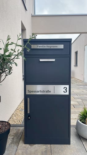 Customer photo review of AlbersDesign Stand-Paketbox PB1 anthrazit (RAL7016) personalisiert mit Edelstahl-Schild