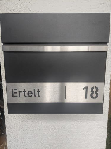 Customer photo review of AlbersDesign Briefkasten B3 Eisenglimmer (DB703) personalisiert mit Edelstahlschild