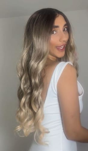 Customer photo review of פאה עם שיער אומברה בלונדיני גלי