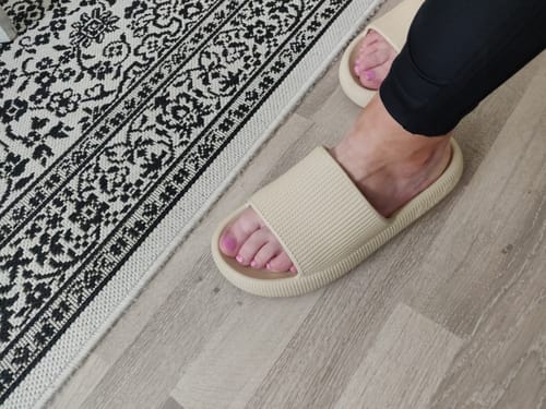 Customer photo review of HappyFlops