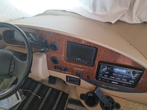 Customer photo review of Magnadyne SUREVIEW | LCD Display with Side and Backup Camera Safety Kit MV130C