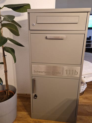 Customer photo review of AlbersDesign Stand-Paketbox PB1 Graualuminium (RAL9007) personalisiert mit Edelstahl-Schild