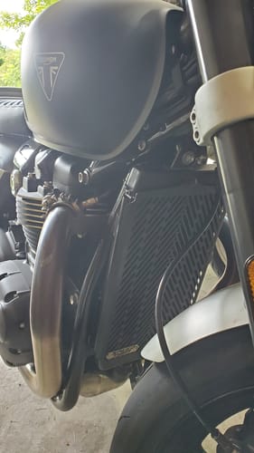 Customer photo review of Triumph Radiator Guard - 2016+ Triumph Speed Twin, Thruxton R / 1200, Bonneville T100, T120, Street Twin / Cup / Scrambler
