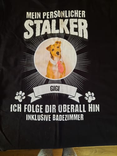 Customer photo review of Mein persönlicher Stalker - Personalisierbares Unisex T-Shirt