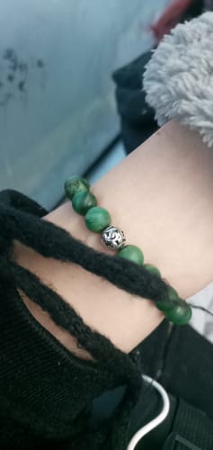 Customer photo review of PULSERA ELÁSTICA JADE AFRICANO MATE (8 MM) + DETALLE DE PLATA Y ZINC