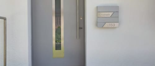 Customer photo review of AlbersDesign Briefkasten B1 in WUNSCHFARBE personalisiert mit Edelstahl-Schildern