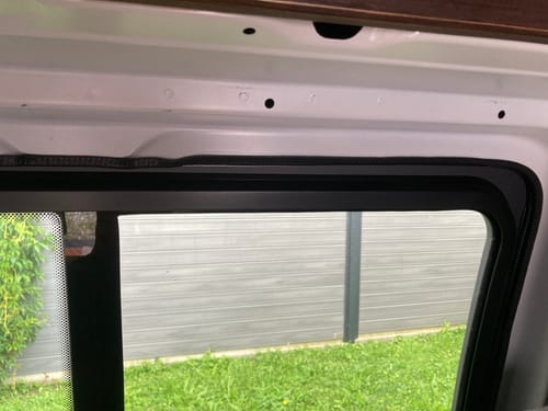 Customer photo review of Kantenschutz zum Fenstereinbau 1-2 mm schwarz, 4 Meter