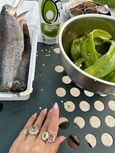 Customer photo review of VINTAGE 18K TRI-COLOR GOLD HAND ENGRAVED LEAVES BAND RING 4.25