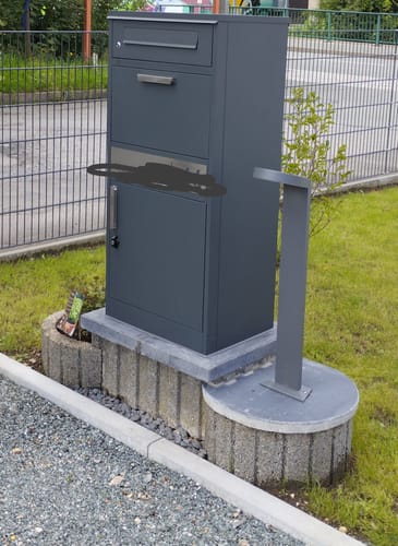 Customer photo review of AlbersDesign Stand-Paketbox PB1 anthrazit (RAL7016) personalisiert mit Edelstahl-Schild