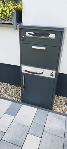 Customer photo review of AlbersDesign Stand-Paketbox PB1 anthrazit (RAL7016) personalisiert mit Edelstahl-Schild
